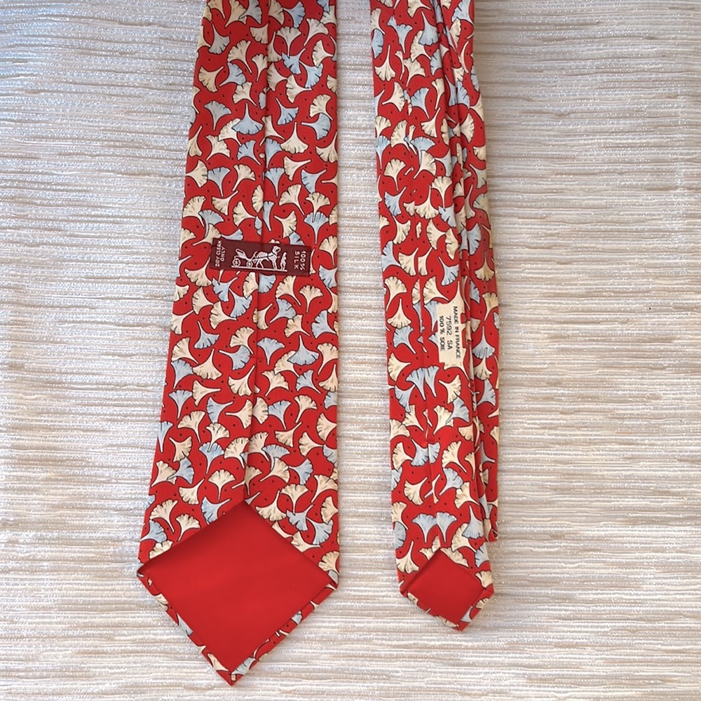 Hermès 100% silk red pattern tie